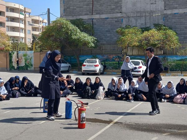 حضور آتش نشان به مناسبت وز آتش نشان و ایمنی در مدرسه نمونه دولتی وکیلی ۱۰