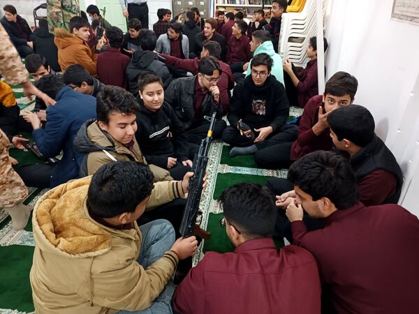 کلاس عملی  آمادگی دفاعی در دبیرستان نمونه آیت الله خامنه ای 