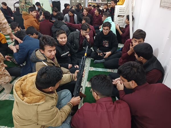 کلاس عملی  آمادگی دفاعی در دبیرستان نمونه آیت الله خامنه ای 
