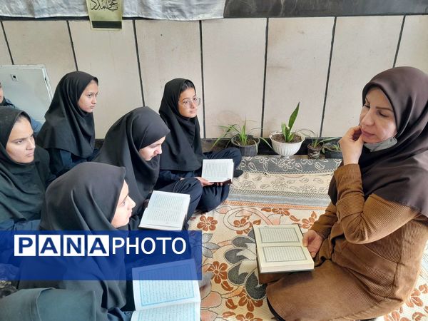  محفل انس با قرآن کریم در دبیرستان مادرمهربان