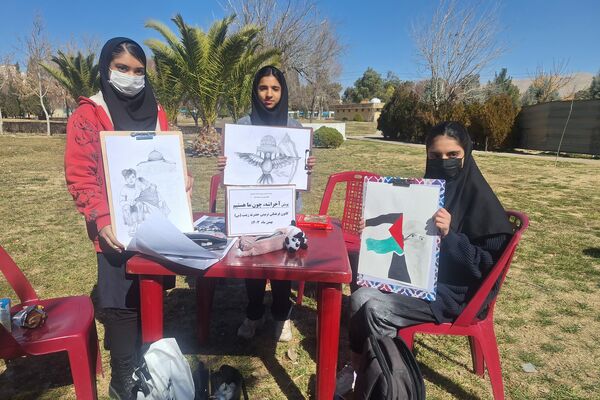 لذت نقاشی همگانی کنار دوستان در بوستان جنت شیراز 