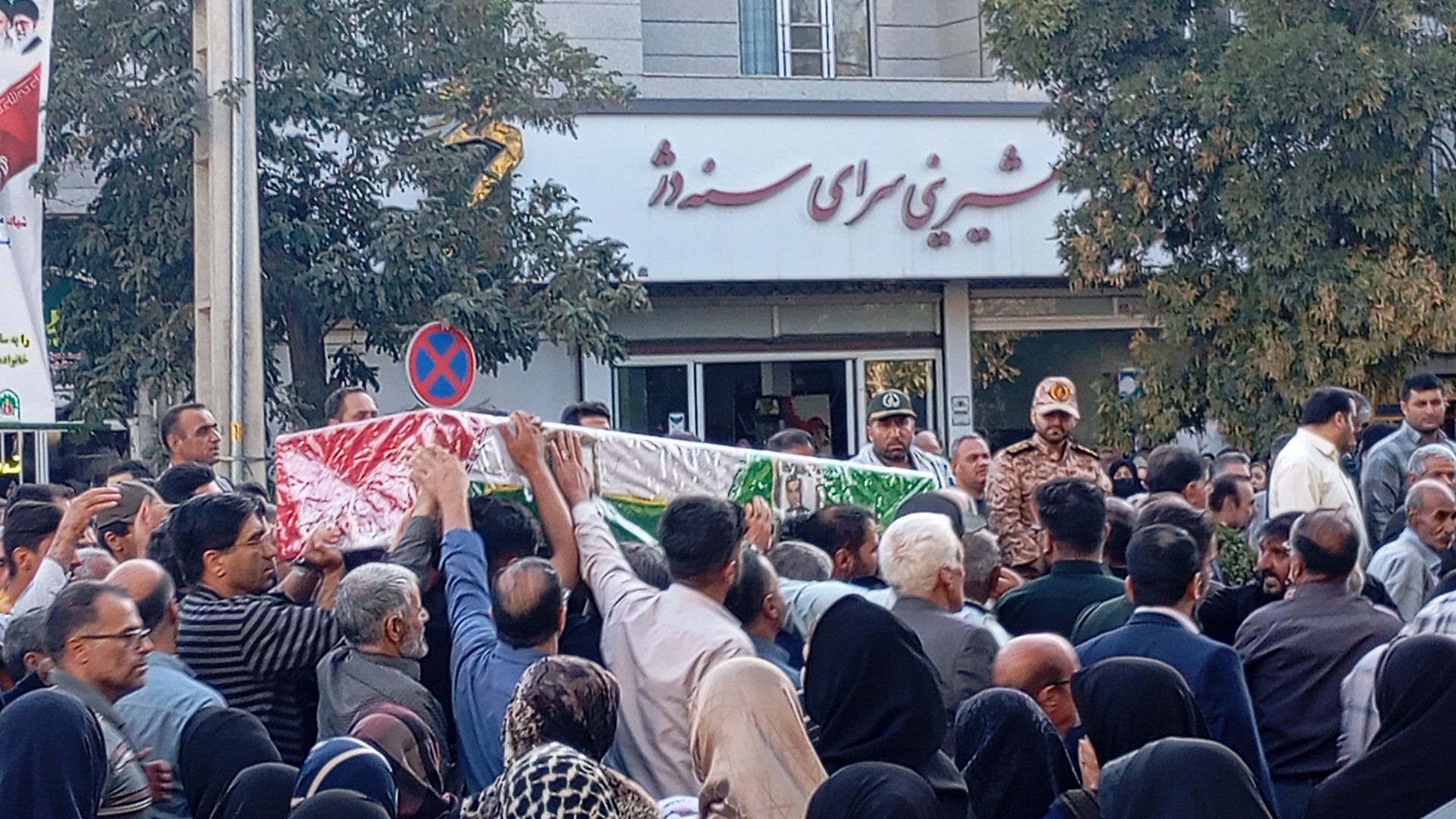 وداع باشکوه مردم قروه با پیکر مطهر شهید ایوب شیری