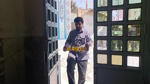 توزیع شربت و شیرینی به مناسبت میلاد پیامبر اسلام (ص) 