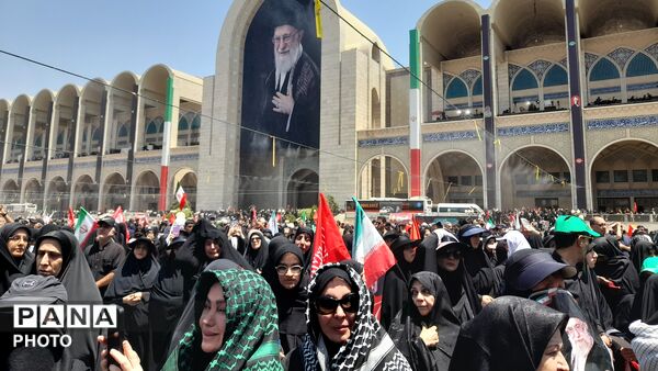  نمایشِ اقتدار در تشییعِ رهبر شهید
