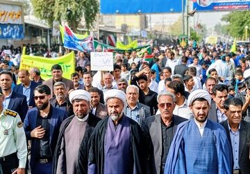 طنین گام‌های استوار دانش‌آموزان شهرستان عنبرآباد در ۱۳ آبان