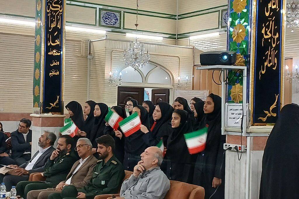برگزاری یادواره شهدا به مناسبت هفته دفاع مقدس در دبیرستان حضرت زینب(س) ناحیه یک شهرری