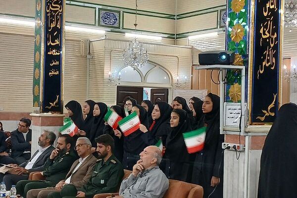 برگزاری یادواره شهدا به مناسبت هفته دفاع مقدس در دبیرستان حضرت زینب(س) ناحیه یک شهرری
