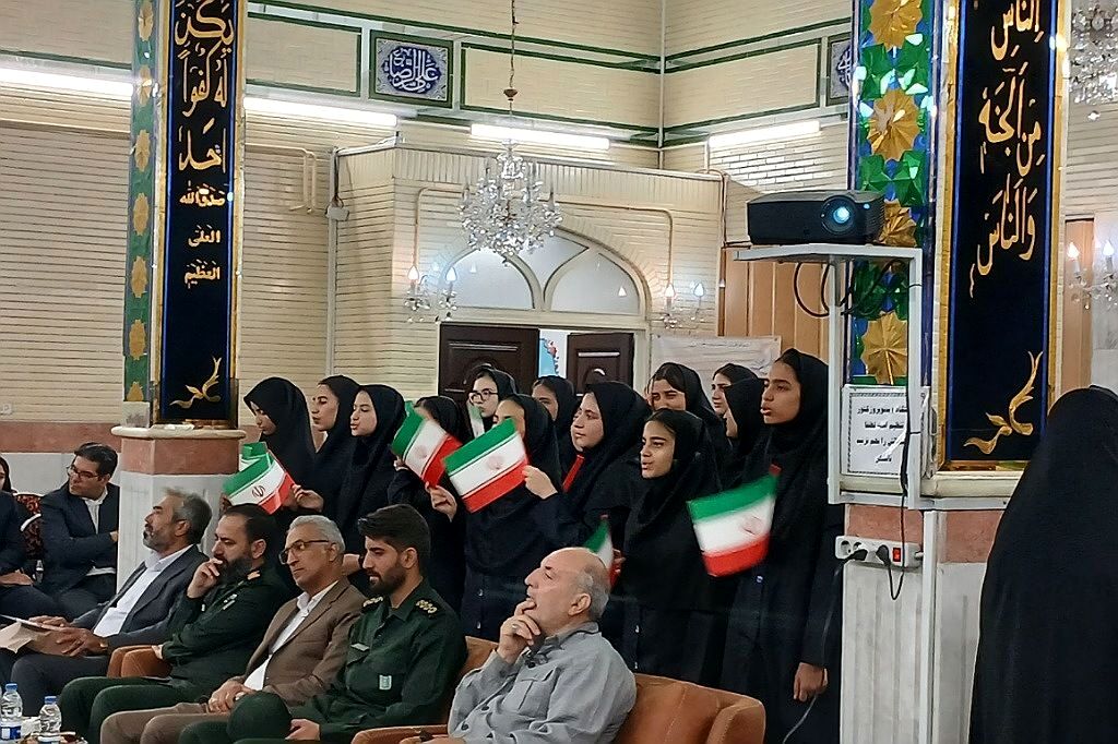 برگزاری یادواره شهدا به مناسبت هفته دفاع مقدس در دبیرستان حضرت زینب(س) ناحیه یک شهرری