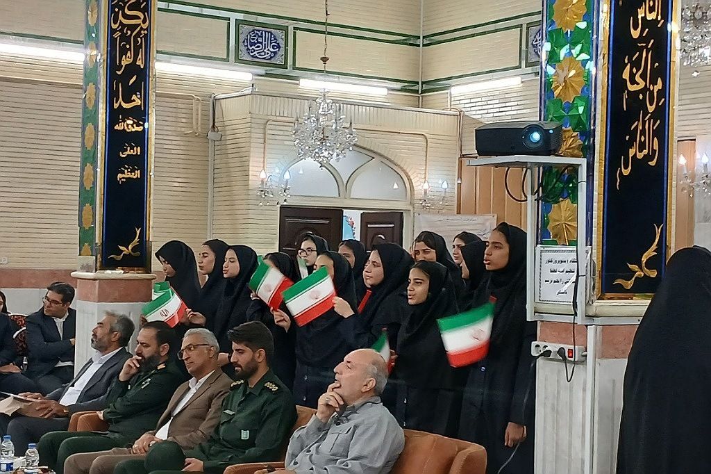 برگزاری یادواره شهدا به مناسبت هفته دفاع مقدس در دبیرستان حضرت زینب(س) ناحیه یک شهرری