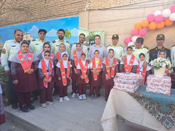 تجلیل از پدران ارتشی در دبستان دخترانه الزهرا به‌مناسبت هفته نیروی انتظامی