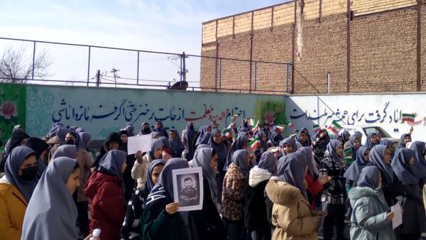 جلوه‌ای از همدلی و عشق به وطن در مدرسه والدین ۲ آناخاتون همزمان با زنگ انقلاب