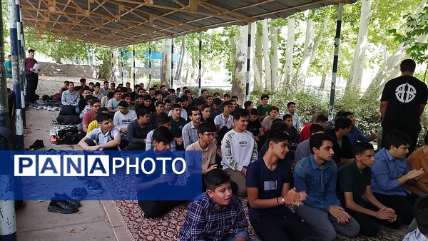 اولین نماز جماعت پایه دهمی ها همراه با کادر دبیرستان شاهد ابوذر غفاری 