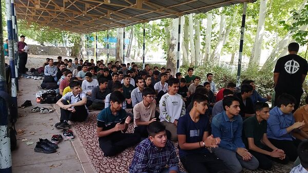 اولین نماز جماعت پایه دهمی ها همراه با کادر دبیرستان شاهد ابوذر غفاری 