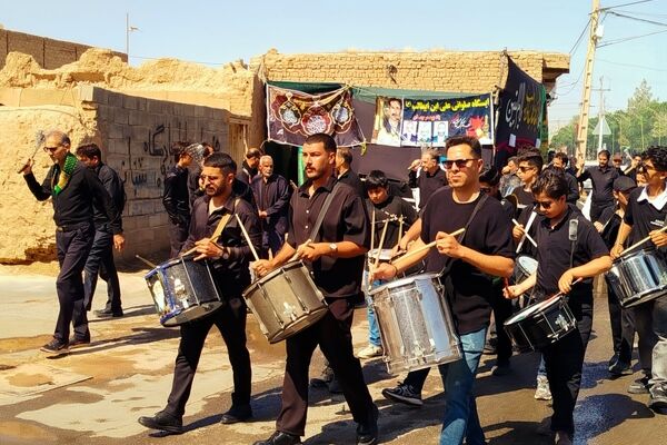 مراسم دسته‌روی زنجیرزنی ظهر عاشورا در روستای فدافن کاشمر