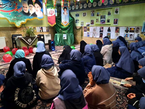 جشن با شکوه انقلاب در دبیرستان فدک منطقه ۱۲