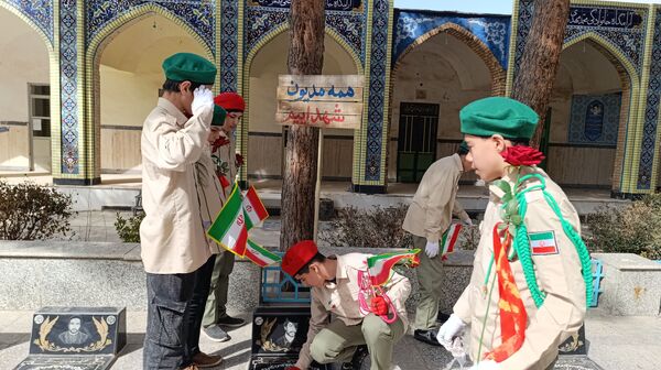 غبار روبی مزار شهدا نیشابور در هفته امور تربیتی