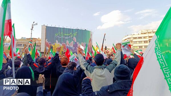 بیعت چشمگیر مردم با رهبر جدید انقلاب 