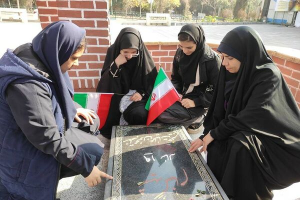 حضور دانش‌آموزان هنرستان حدیث کساء در مقبره الشهدای خاورشهر