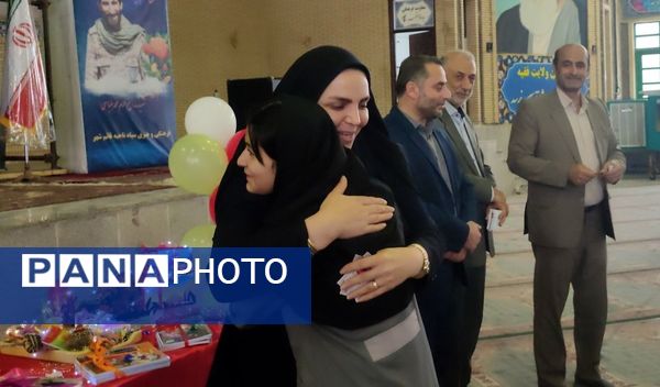 رزمایش اهدا لوازم التحریر به دانش‌آموزان در قائمشهر