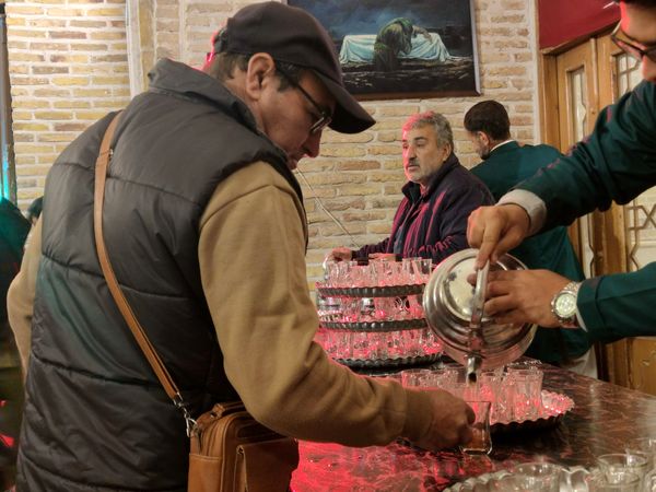 فعالیت چایخانه حضرت زهرا(س) نیشابور در هوای سرد زمستانی 