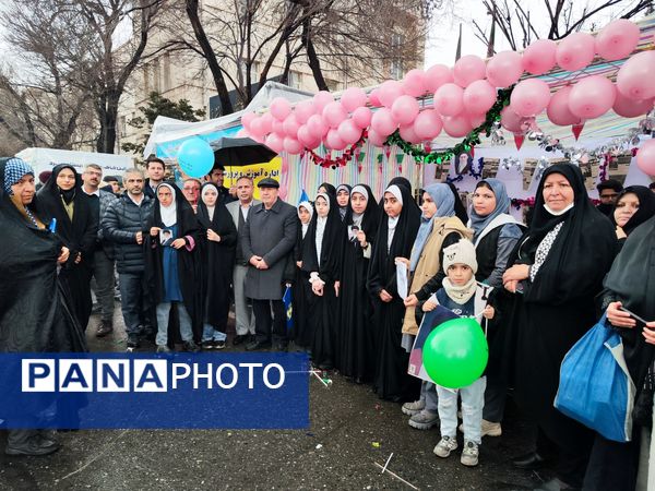 خلاقیت و نشاط دانش‌آموزی در غرفه‌های آموزش و پرورش در مسیر راهپیمایی ۲۲ بهمن