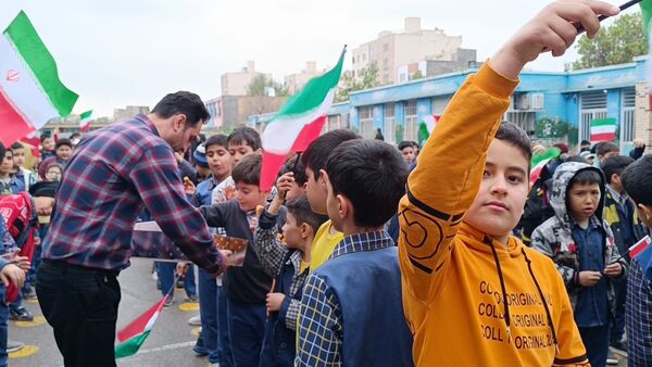 شادی دانش آموزان دبستان سعدی یک در تحقق وعده صادق تنبیه اسرائیل