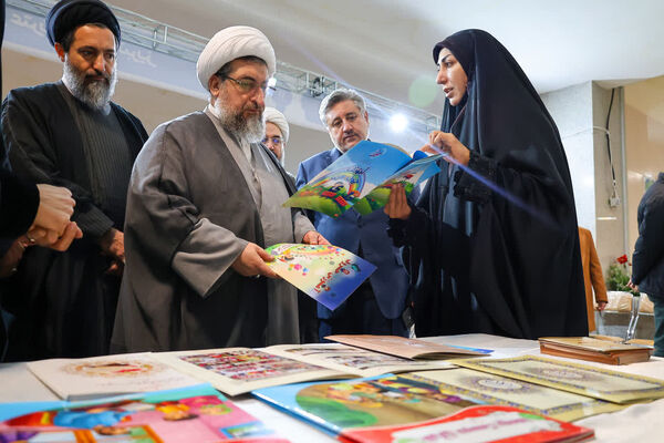 بازدید نماینده ولی فقیه در استان آذربایجان شرقی از نمایشگاه قرآن و عترت