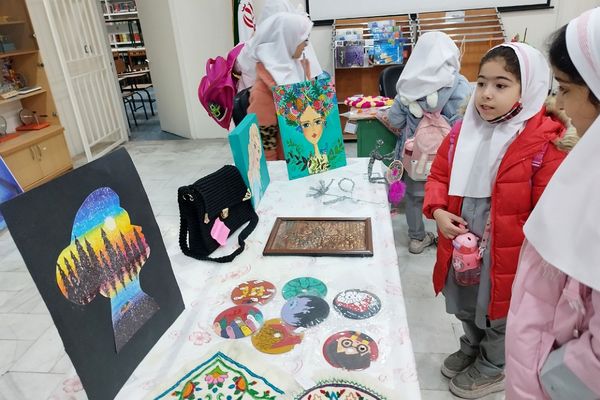 نمایشگاه دست سازه‌های هنری دانش‌آموزان در پژوهش سرای بصیرت 2 ناحیه 2 شهرری 