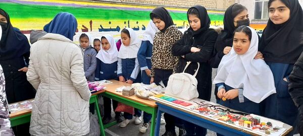 بازارچه دانش‌آموزی به‌مناسبت دهه فجر در مدرسه ربابه هاشمیان یزدی