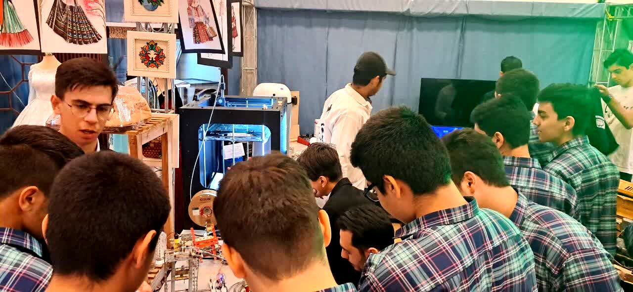 بازدید دانش‌آموزان مدرسه شهدای مدافع حرم از نمایشگاه کارنمای تحول هنرستان‌های شهر تهران