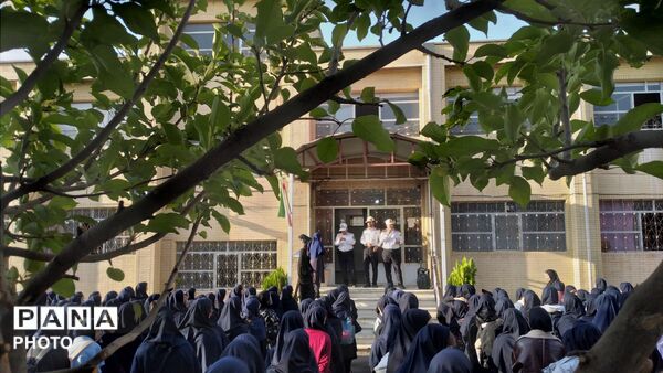  تجلیل از حافظان نظام در دبیرستان شاهد الیگودرز