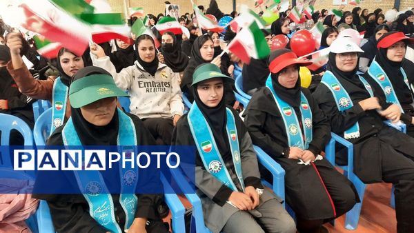 نواختن زنگ انقلاب در دبیرستان آرمیتا مصلی‌نژاد یاسوج 