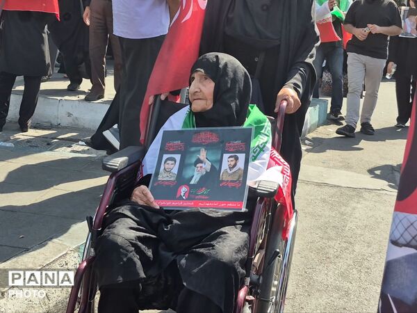 اشک یک ملت در بدرقه رهبر شهید