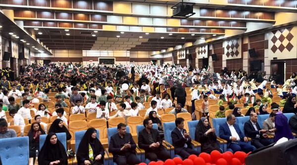 فریادهای همدلی و امید در بوشهر؛ دانش‌آموزان در تالار لیان یاد ۱۳ آبان را جاودانه کردند