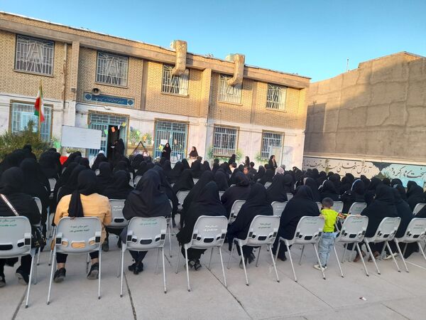 جلسه انجمن اولیا و مربیان در دبیرستان شهید محمدی‌پور