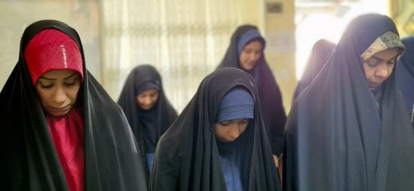 اقامه نماز جماعت مادر و دختری در مدارس انزلی
