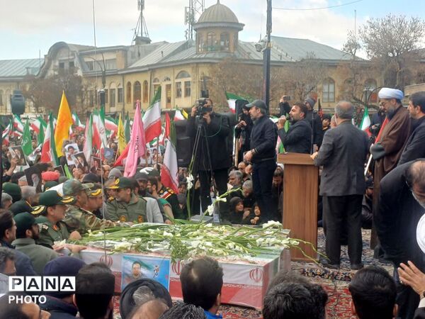 اجتماع باشکوه بیعت با رهبر انقلاب و مراسم تشییع شهیدان در میدان امام خمینی(ره)