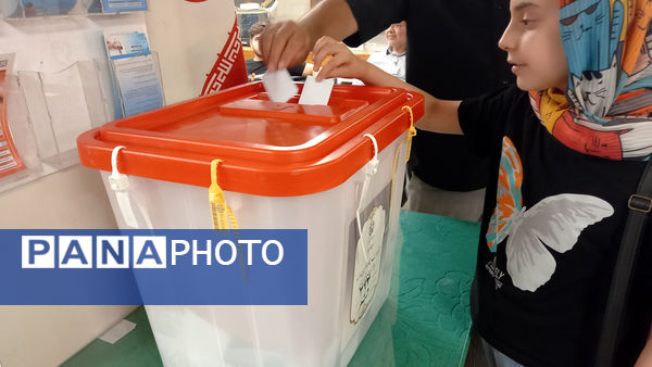 حضور کودکان به همراه والدین در شعبه‌های اخذ رأی