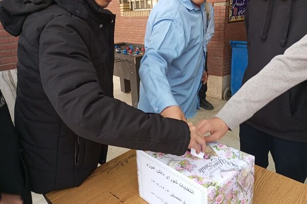 انتخابات پرشور شورای دانش‌آموزی در دبیرستان امام‌علی(ع)‌ رودهن 