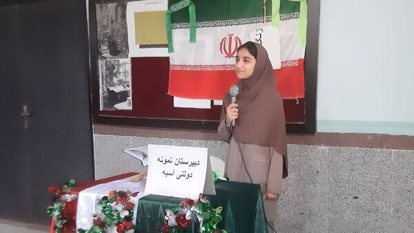 آذین‌بندی دهه فجر و نواخته شدن زنگ انقلاب در دبیرستان حضرت آسیه(س) حاجی‌آباد