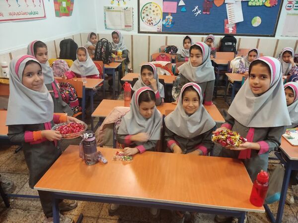 جشن میلاد امام خوبی‌ها در دبستان برادران شهید دیده‌ور کازرون
