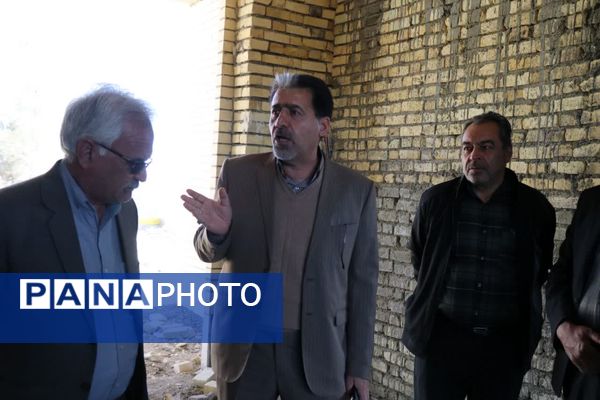 بازدید مشاور وزیر آموزش و پرورش از پروژه‌های مدرسه‌سازی در بخش بهمن ابرکوه 