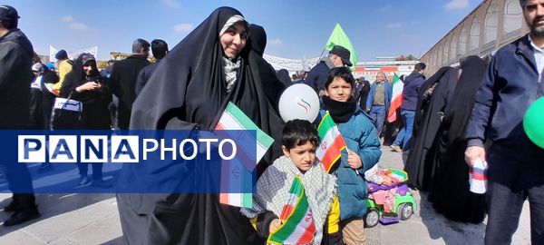 حضور پرشور مردم اصفهانی در راهپیمایی ۲۲بهمن 