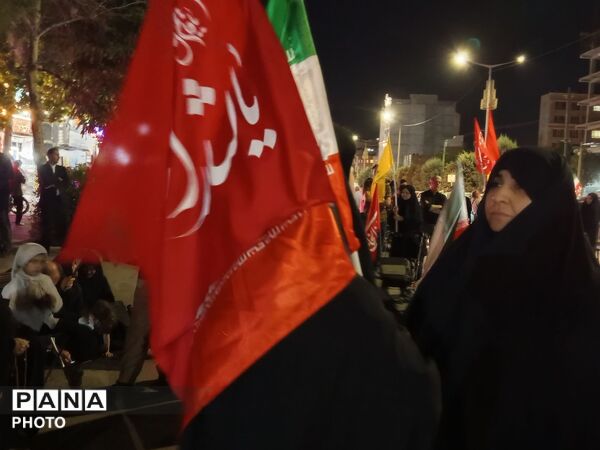 مردم و حال‌وهوای زنده‌ بلوار فضل در شب
