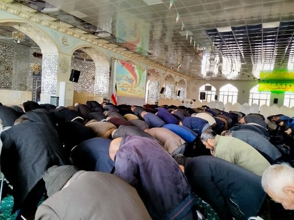اقامه نماز جماعت بعد از  راهپیمایی در کاشمر 