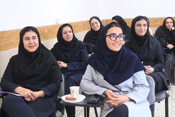  کارگاه دانش‌افزایی زبان انگیلیسی در دبیرستان‌ولایت بهارستان‌دو