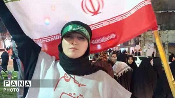 موج مداوم‌مردمی در پی شهادت قائد امت همراه با شبی با شهدا در میدان امام خمینی (ره) شهرستان کوهدشت