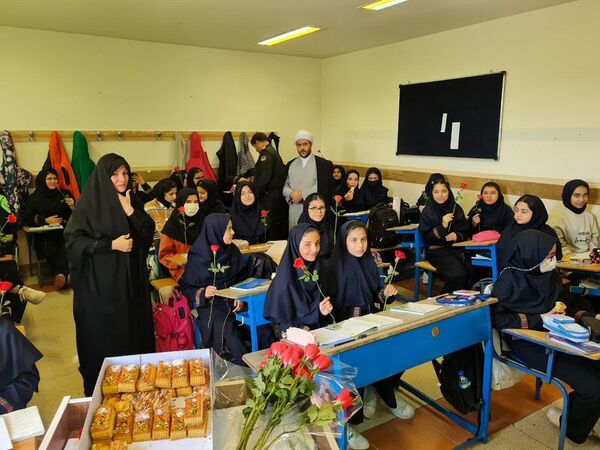 ویژه برنامه هفته نیروی انتظامی در دبیرستان شهید تیمسار فلاحی ناحیه یک کرج 