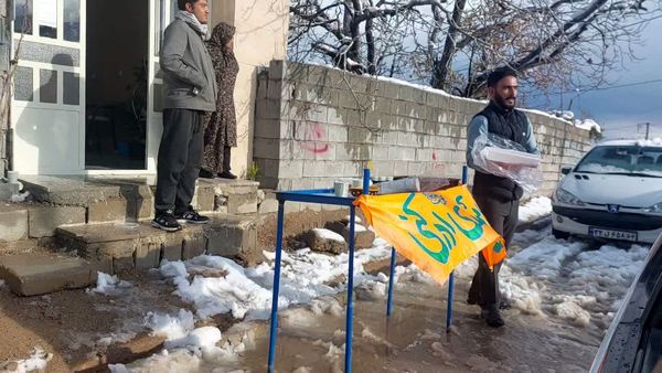 رقص دانه‌های برف در آسمان خاتم؛ شور و هیجان کودکان