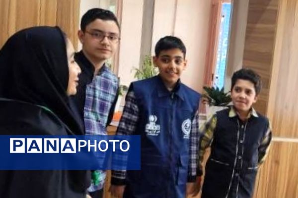 برپایی نمایشگاه دستاوردهای خلاقانه و نقاشی همگانی در دبستان شهید چمران ناحیه دو شهرری 